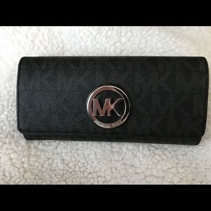 Michael Kors Signature Fulton wallet